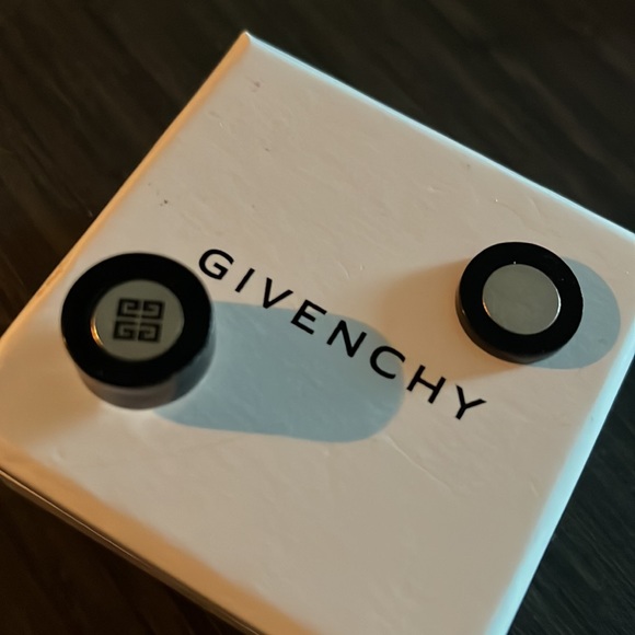Available only for a week!! Givenchy magnetic crystal earring - Picture 3 of 5